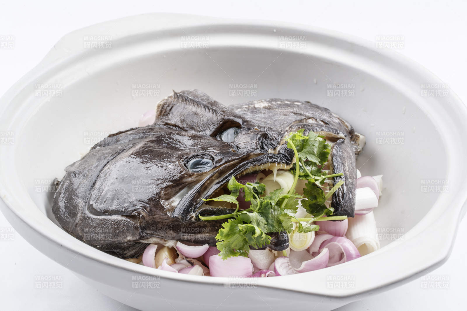 陈旧木板上的黑色砂锅装的浓汤生噘鲽鱼图片