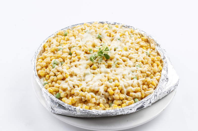 锡纸铁盘装的铁板芝士焗玉米图片