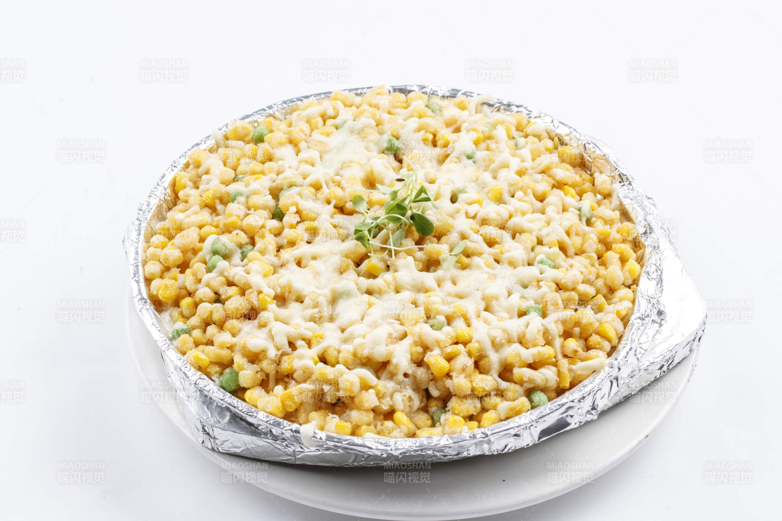 锡纸铁盘装的铁板芝士焗玉米图片
