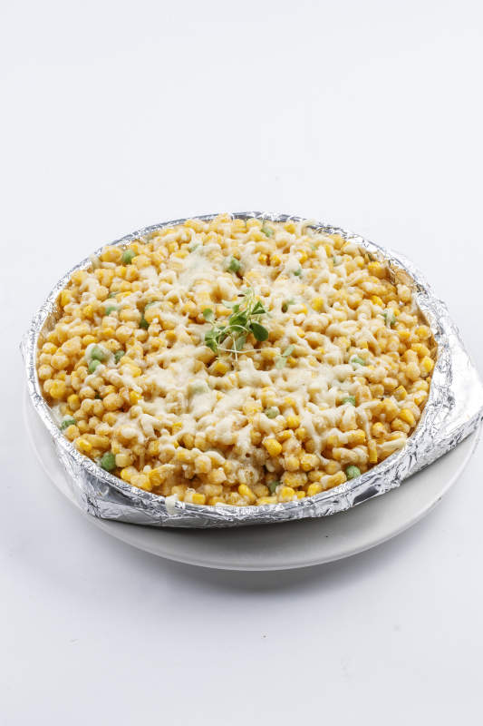 锡纸铁盘装的铁板芝士焗玉米图片