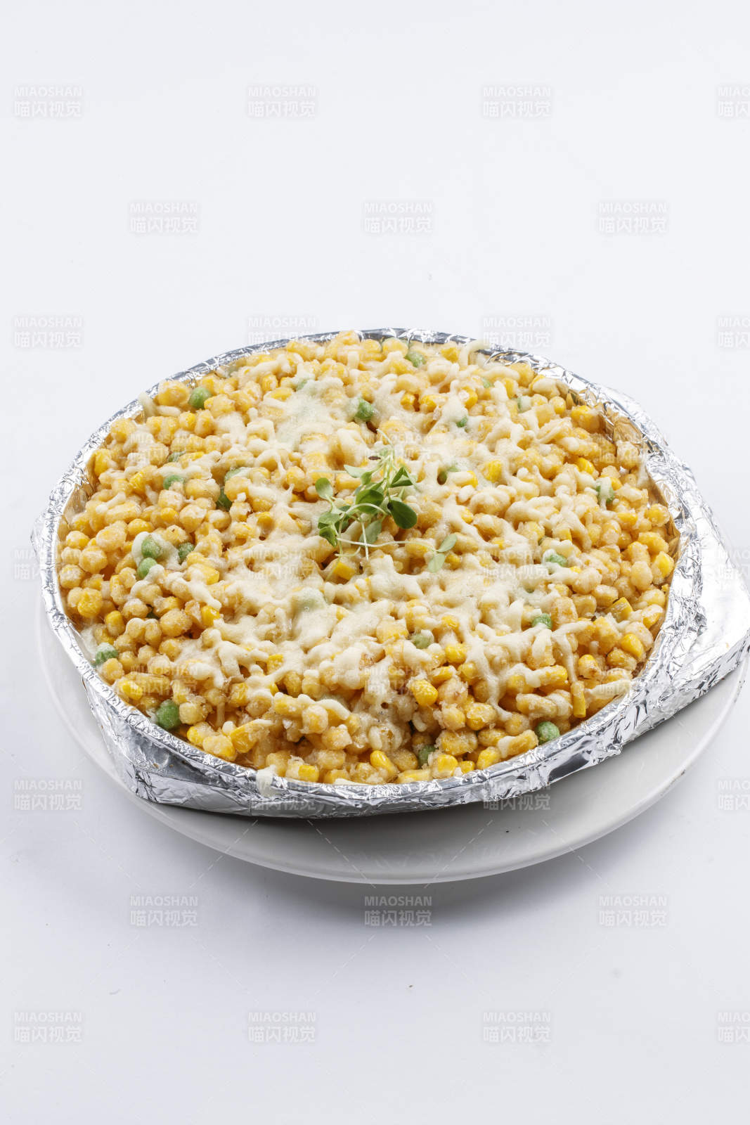 锡纸铁盘装的铁板芝士焗玉米图片
