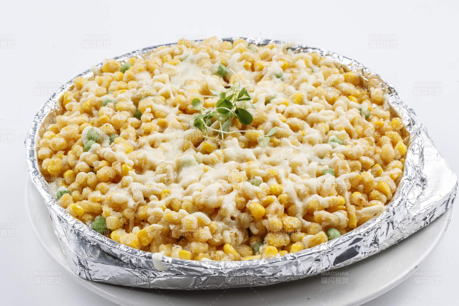 锡纸铁盘装的铁板芝士焗玉米图片