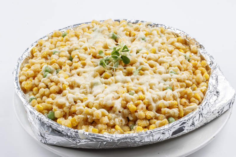 锡纸铁盘装的铁板芝士焗玉米图片