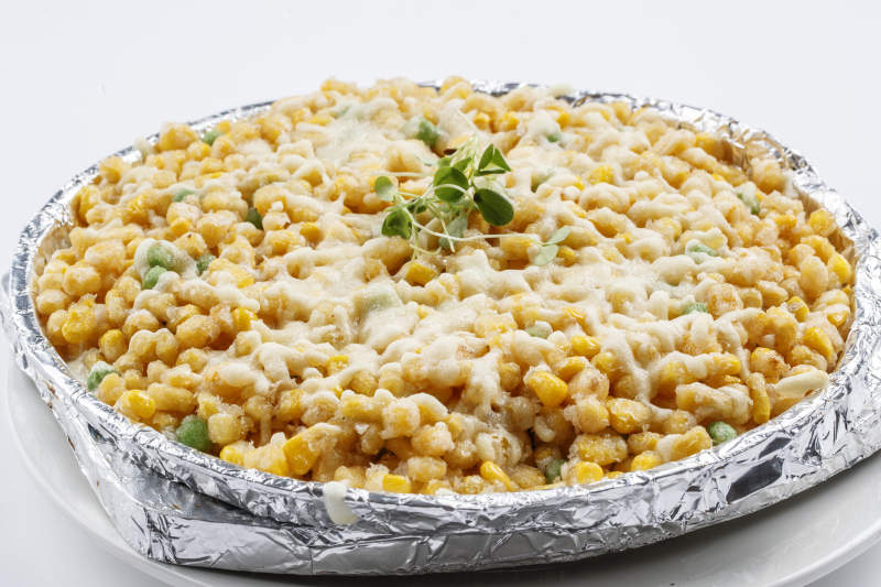 锡纸铁盘装的铁板芝士焗玉米图片