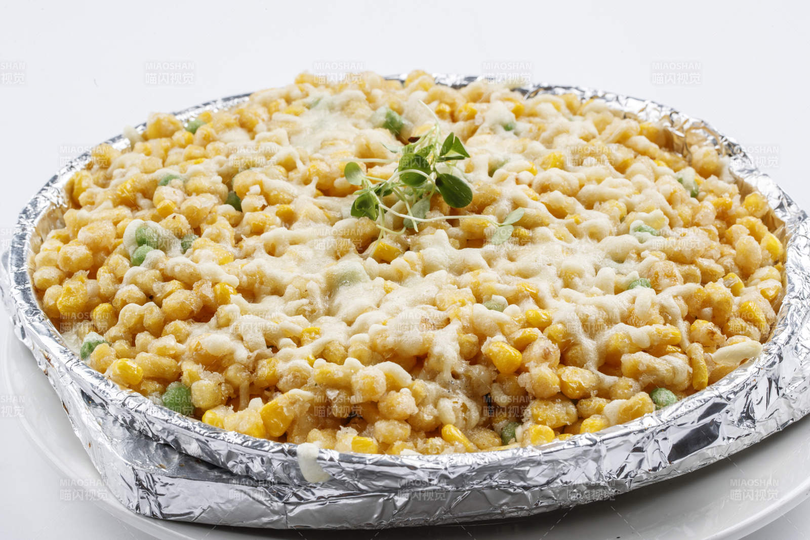 锡纸铁盘装的铁板芝士焗玉米图片