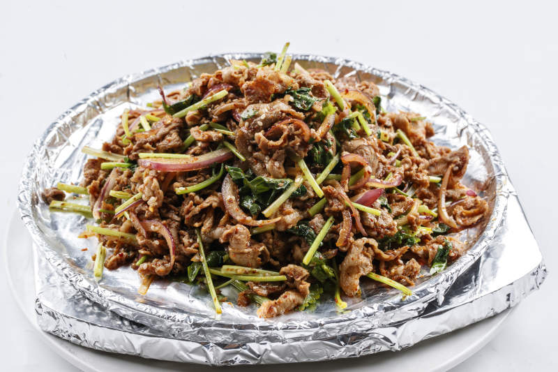 洋葱香菜铁板炒牛柳图片