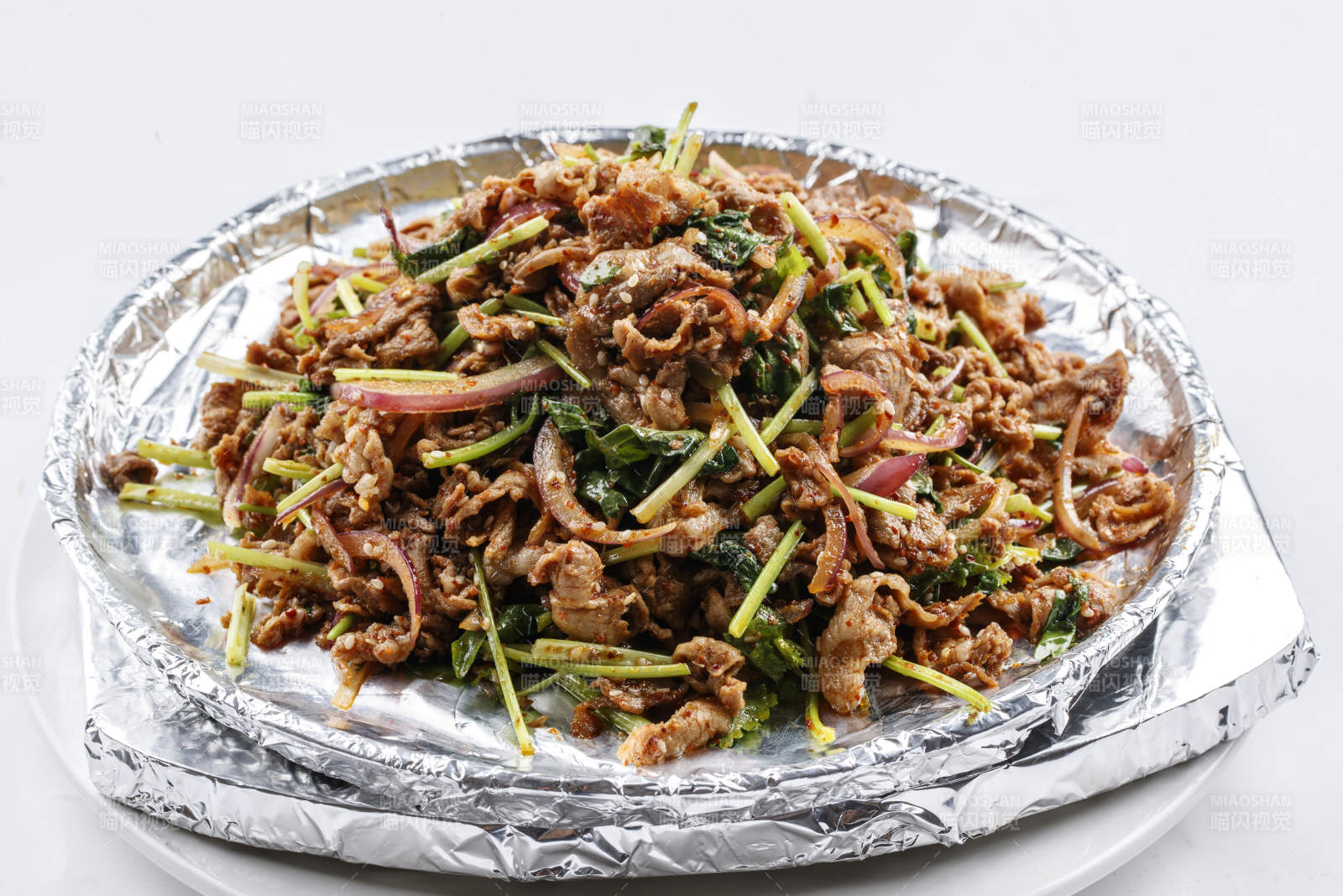 洋葱香菜铁板炒牛柳图片