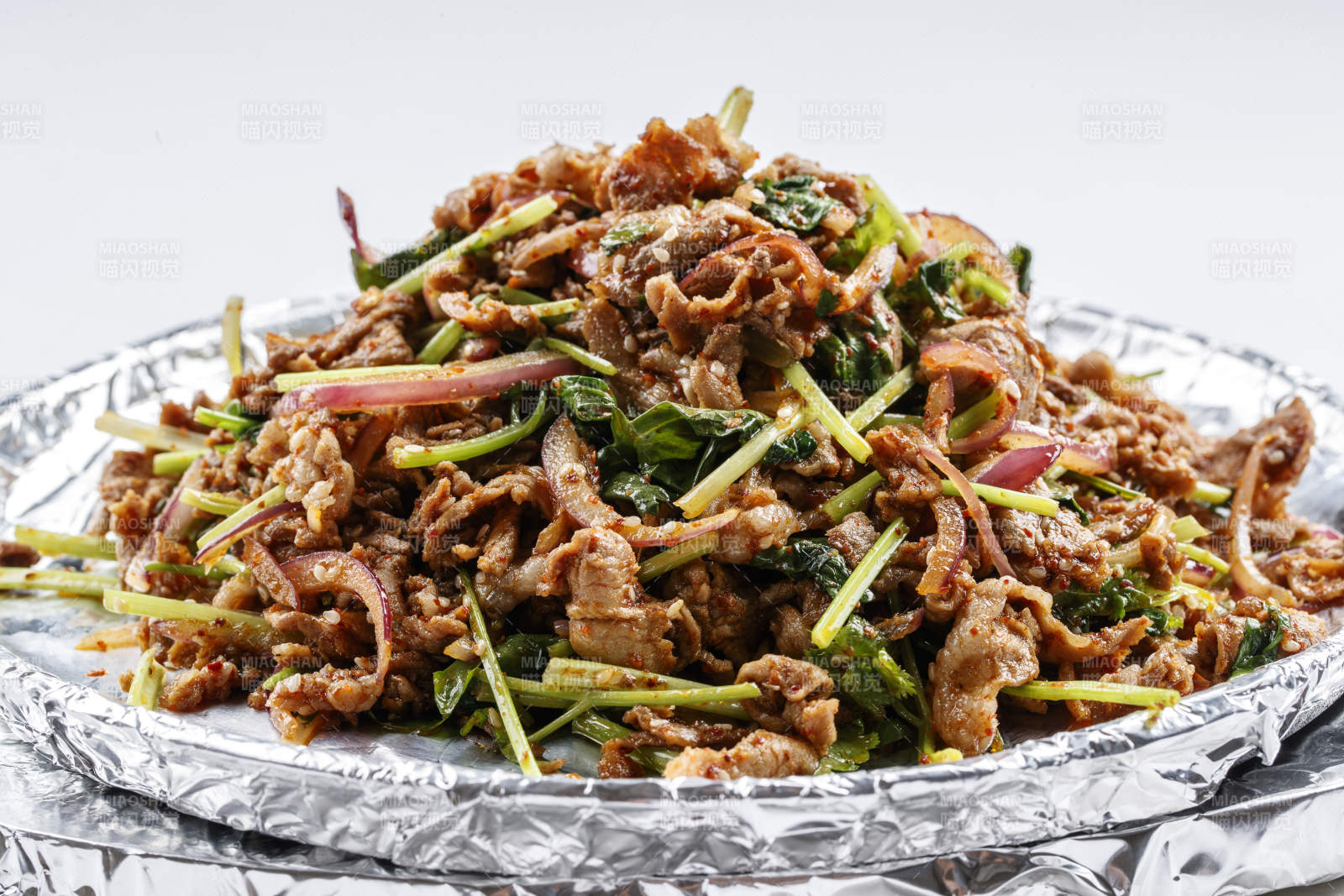 洋葱香菜铁板炒牛柳图片