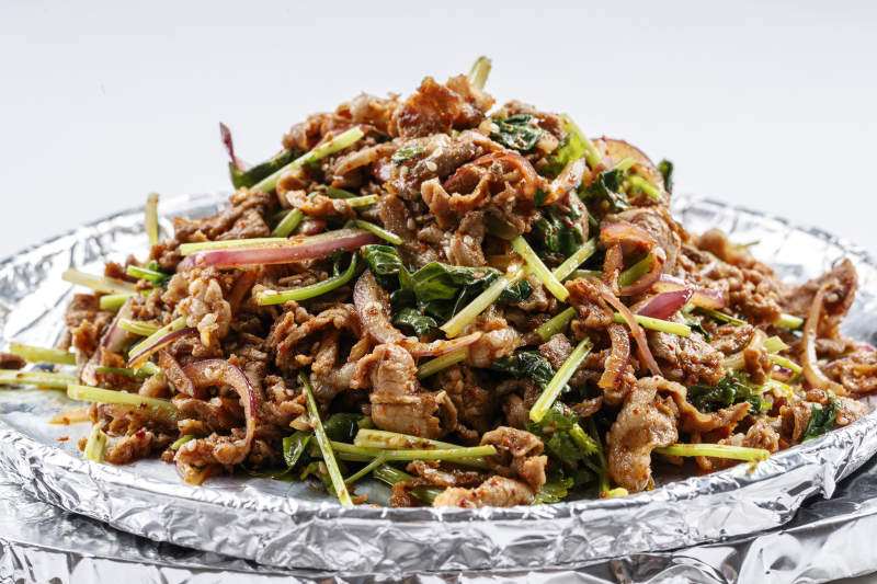 洋葱香菜铁板炒牛柳图片