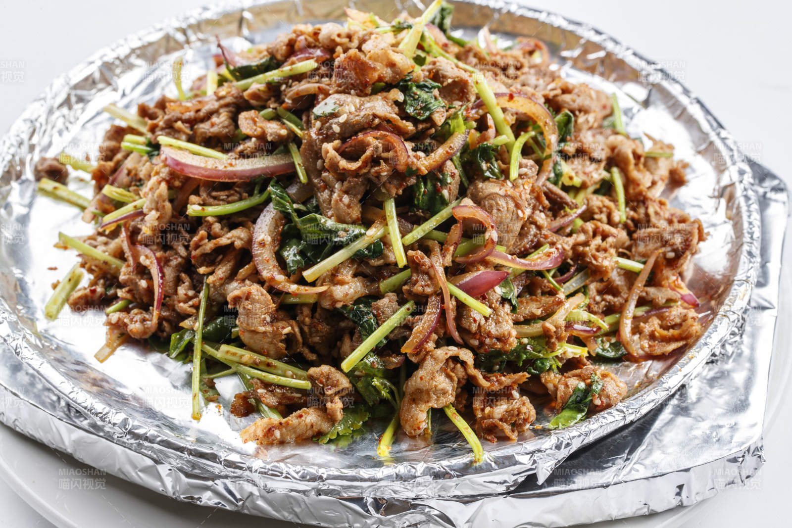 洋葱香菜铁板炒牛柳图片