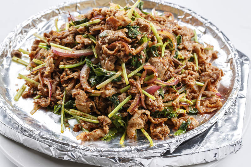 洋葱香菜铁板炒牛柳图片