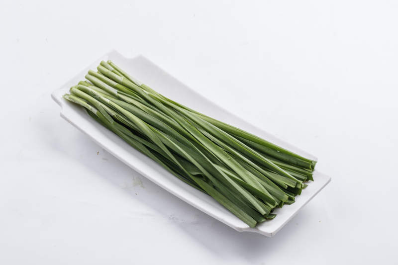 长方形白瓷盘装的鲜韭菜图片
