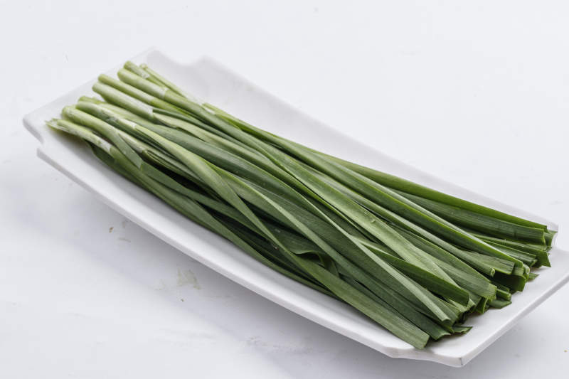 长方形白瓷盘装的鲜韭菜图片