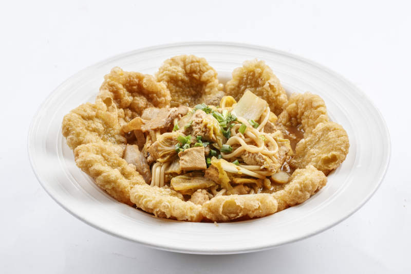 白色圆瓷盘装的农家熬菜配炸糕图片