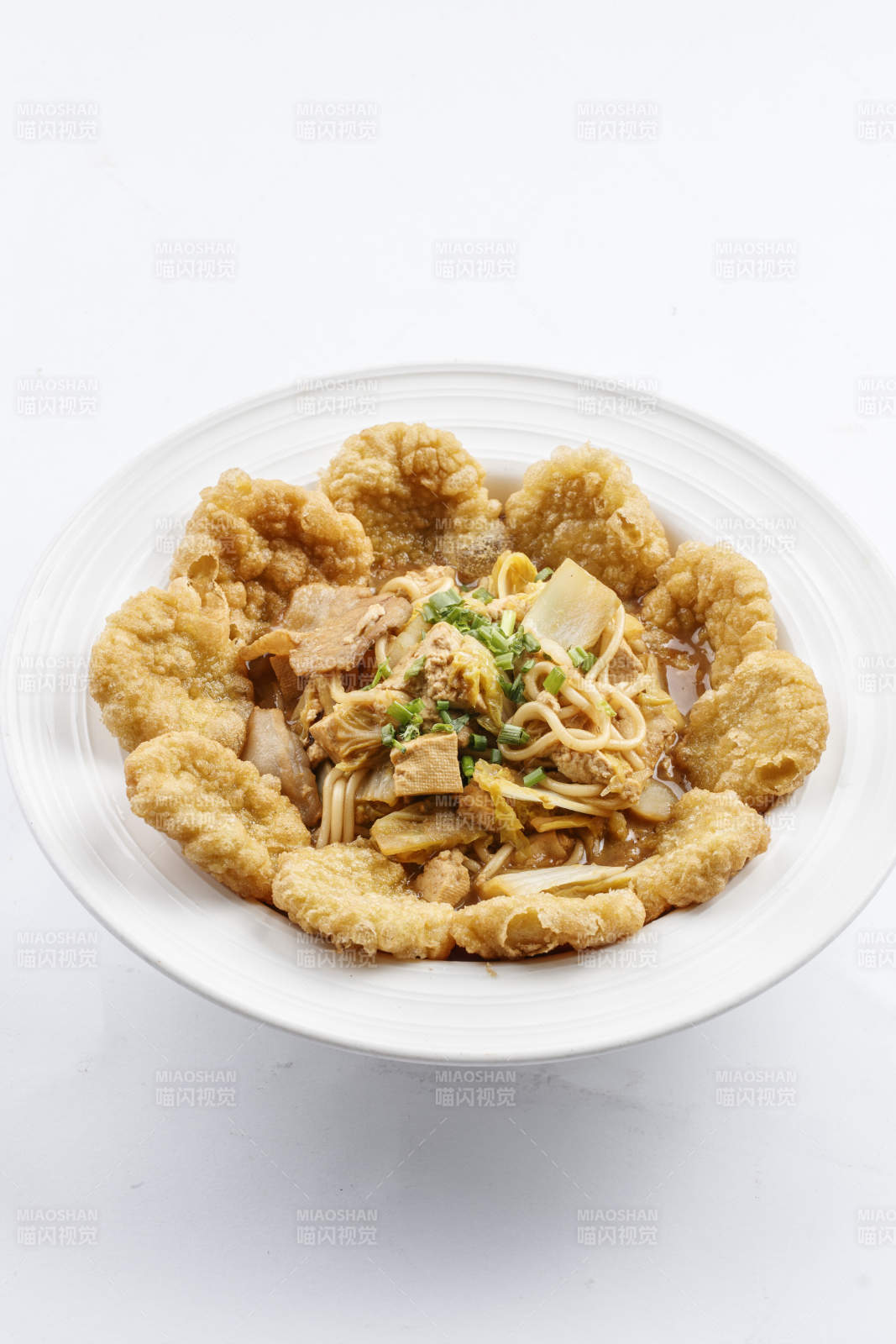 白色圆瓷盘装的农家熬菜配炸糕图片