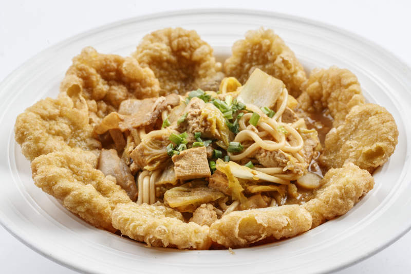 白色圆瓷盘装的农家熬菜配炸糕图片