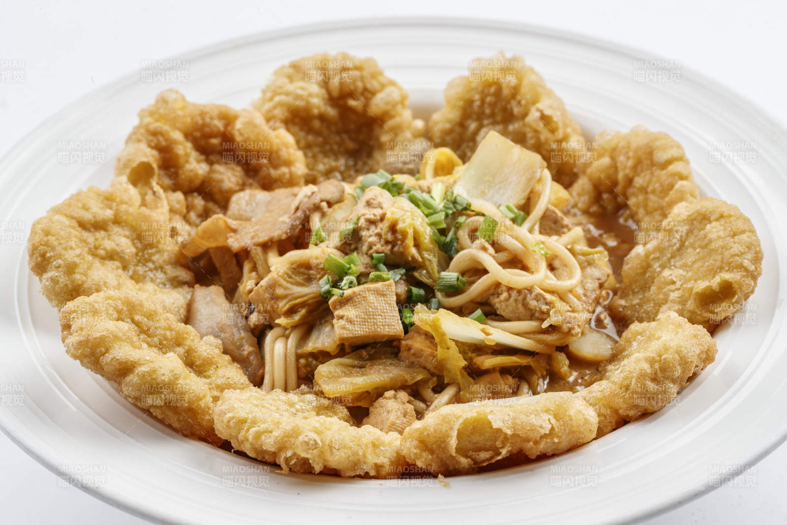 白色圆瓷盘装的农家熬菜配炸糕图片