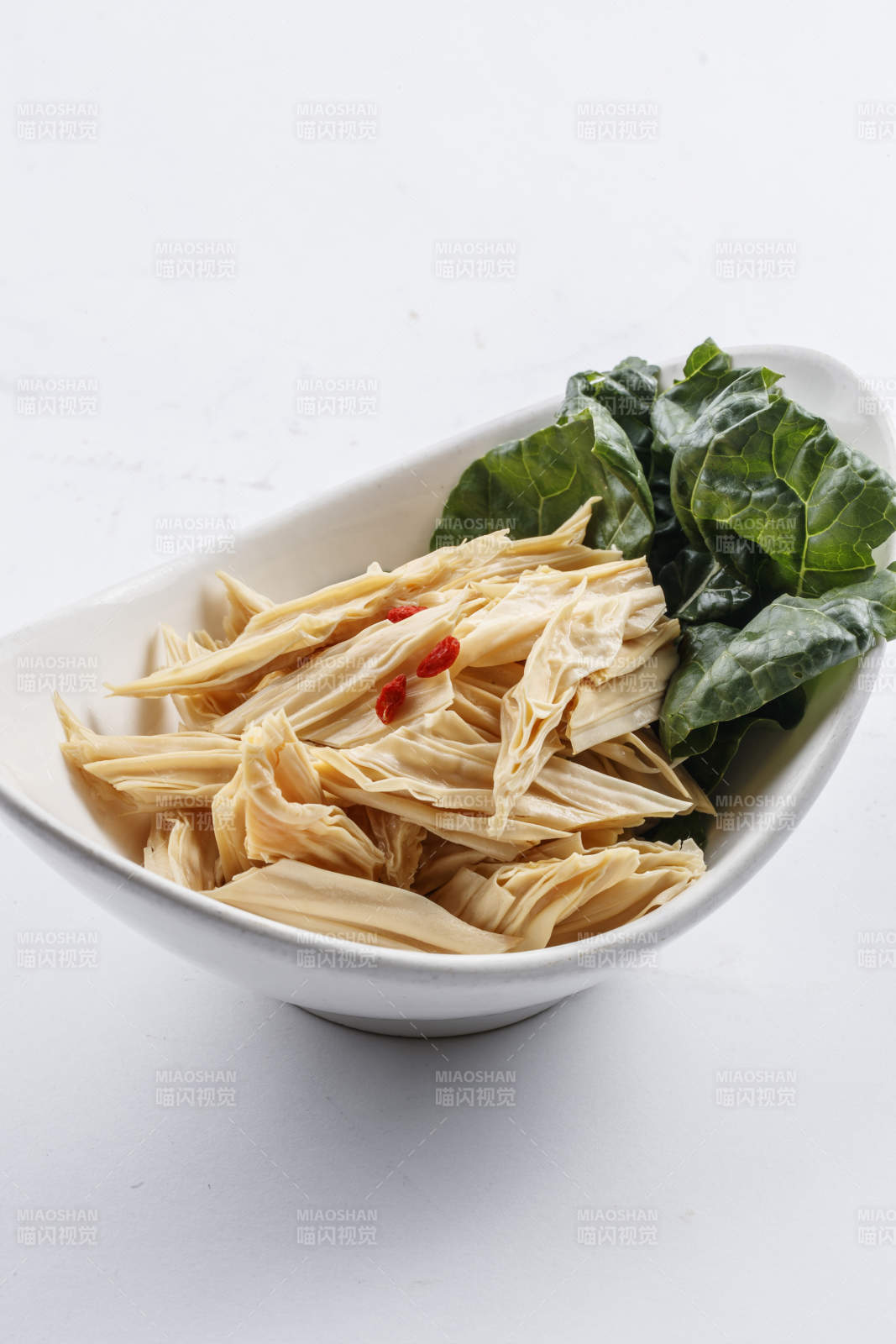 白色瓷盘装的火锅食材腐竹段图片