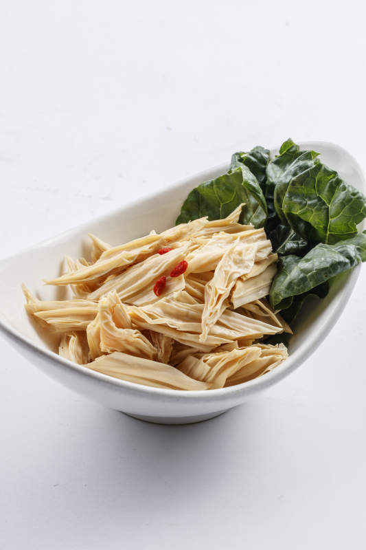 白色瓷盘装的火锅食材腐竹段图片