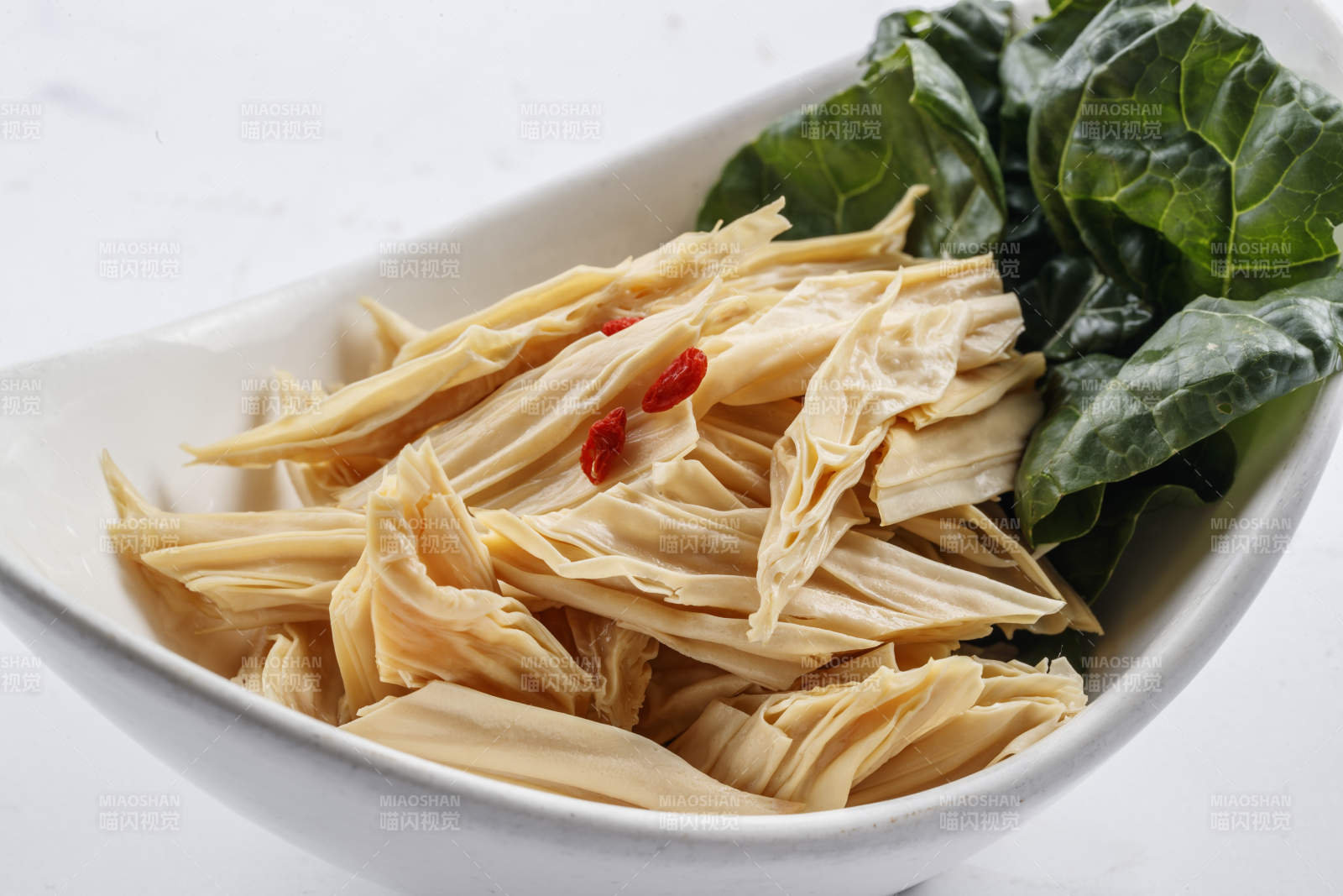 白色瓷盘装的火锅食材腐竹段图片