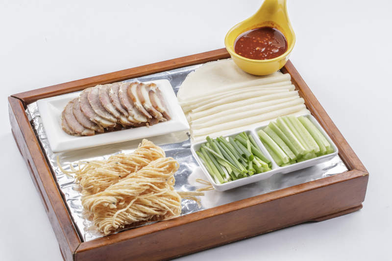 熏肉炒蛋蘸酱炸面小葱生菜卷饼图片