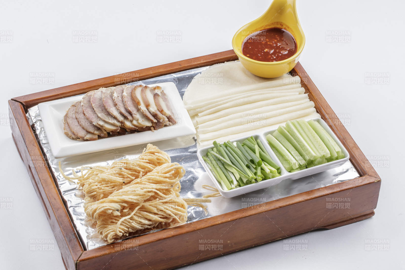 熏肉炒蛋蘸酱炸面小葱生菜卷饼图片