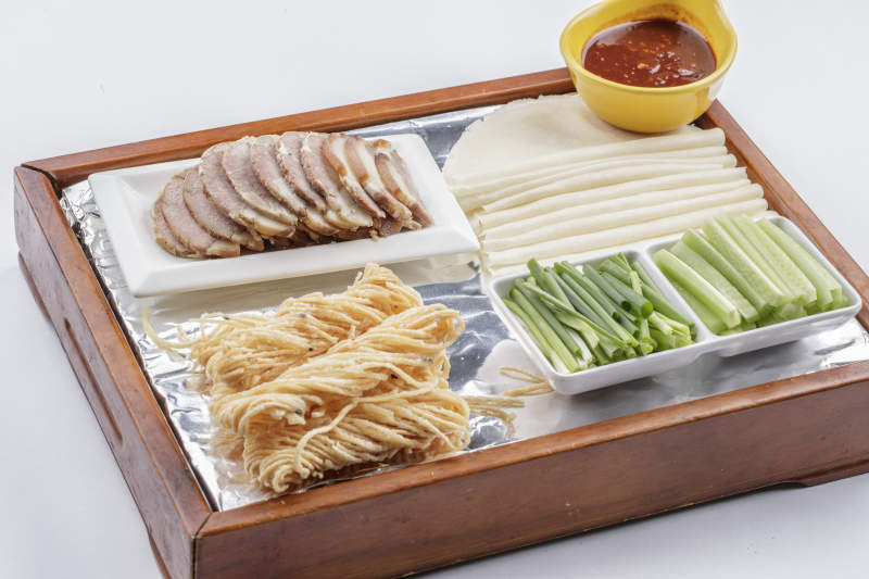 熏肉炒蛋蘸酱炸面小葱生菜卷饼图片