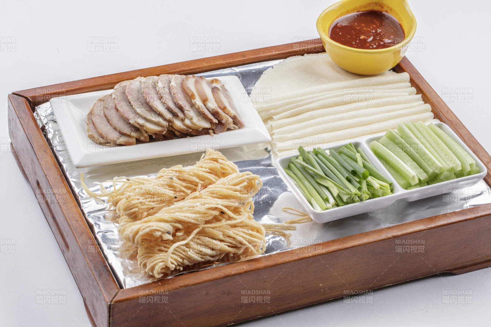 熏肉炒蛋蘸酱炸面小葱生菜卷饼图片