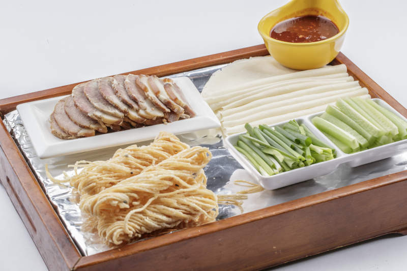 熏肉炒蛋蘸酱炸面小葱生菜卷饼图片