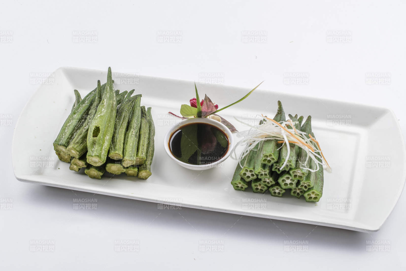 白色瓷盘装的浇汁鲜秋葵图片