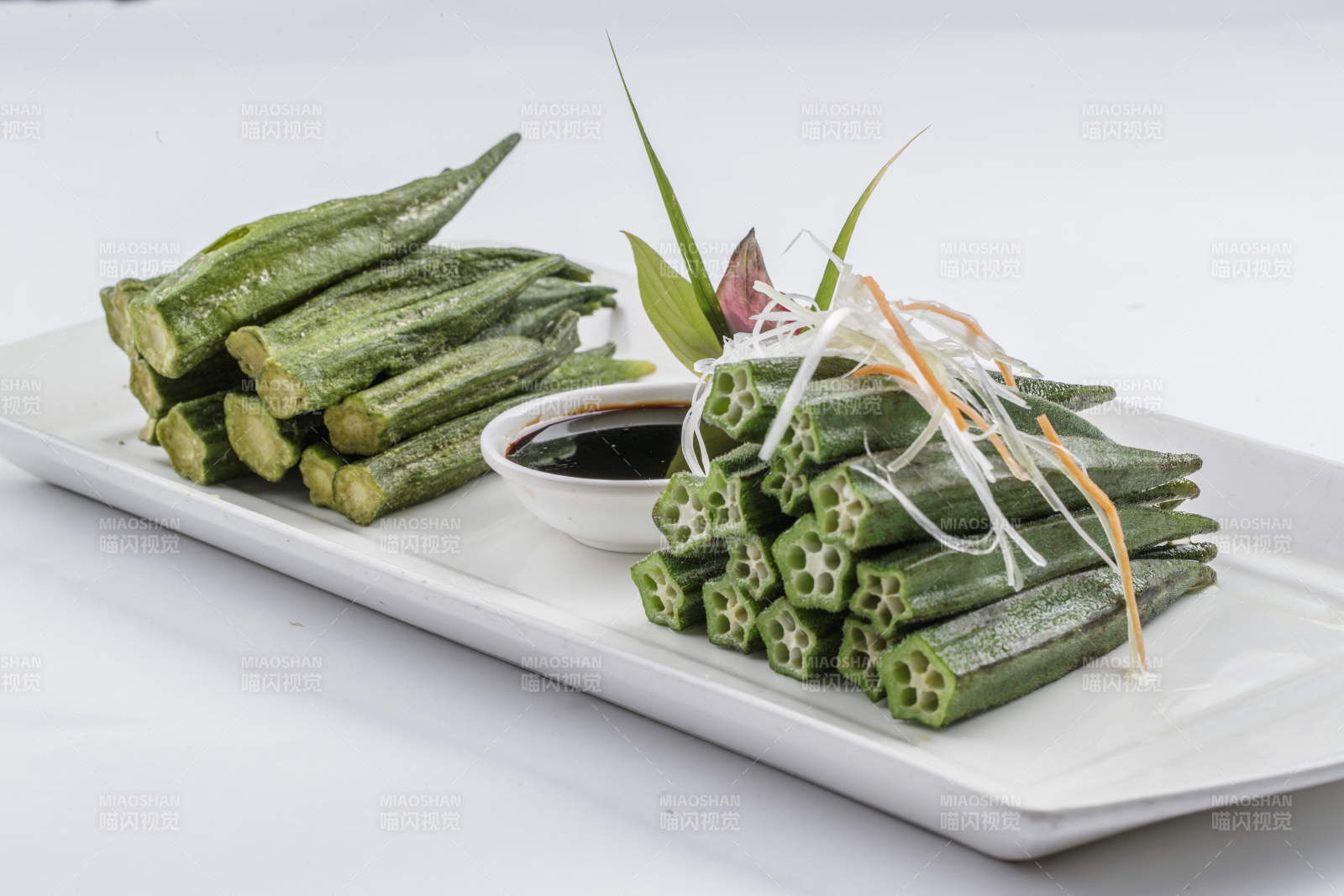 白色瓷盘装的浇汁鲜秋葵图片