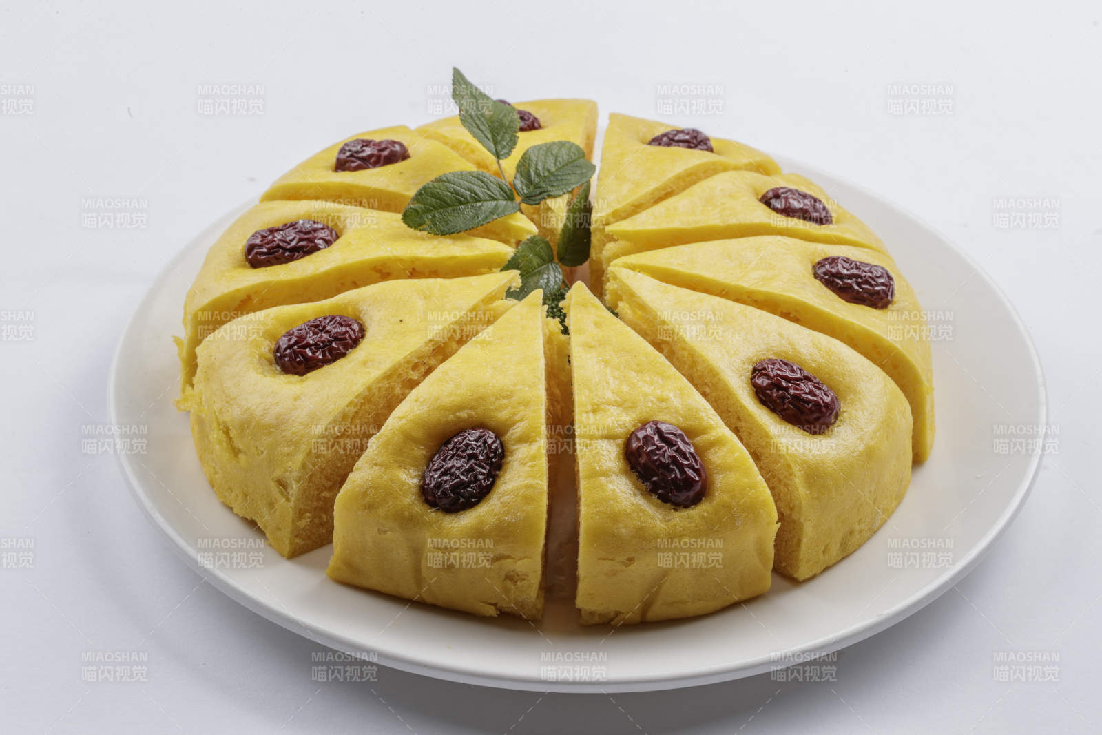 白色圆瓷盘装的黄米面杂粮红枣发糕图片