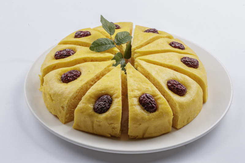 白色圆瓷盘装的黄米面杂粮红枣发糕图片