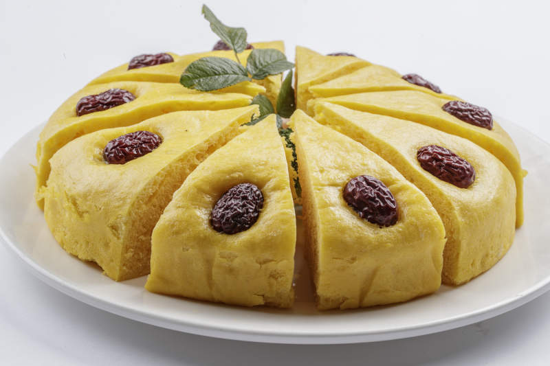 白色圆瓷盘装的黄米面杂粮红枣发糕图片