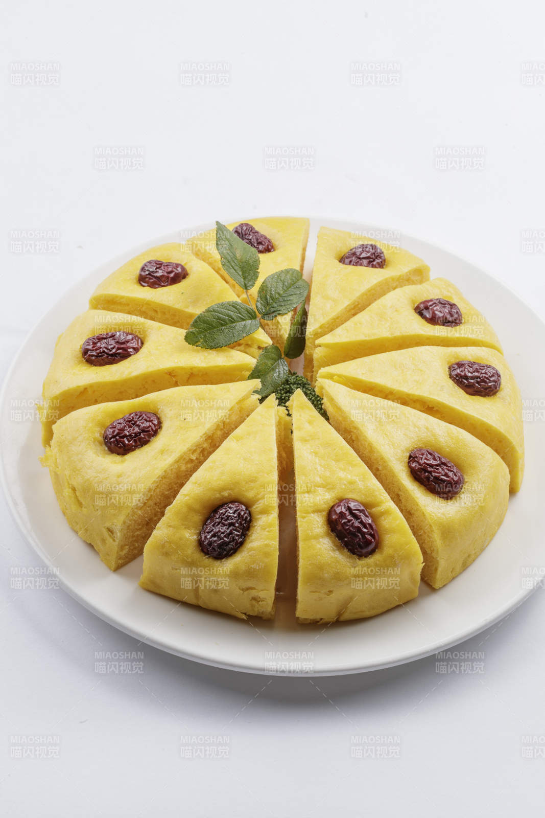 白色圆瓷盘装的黄米面杂粮红枣发糕图片