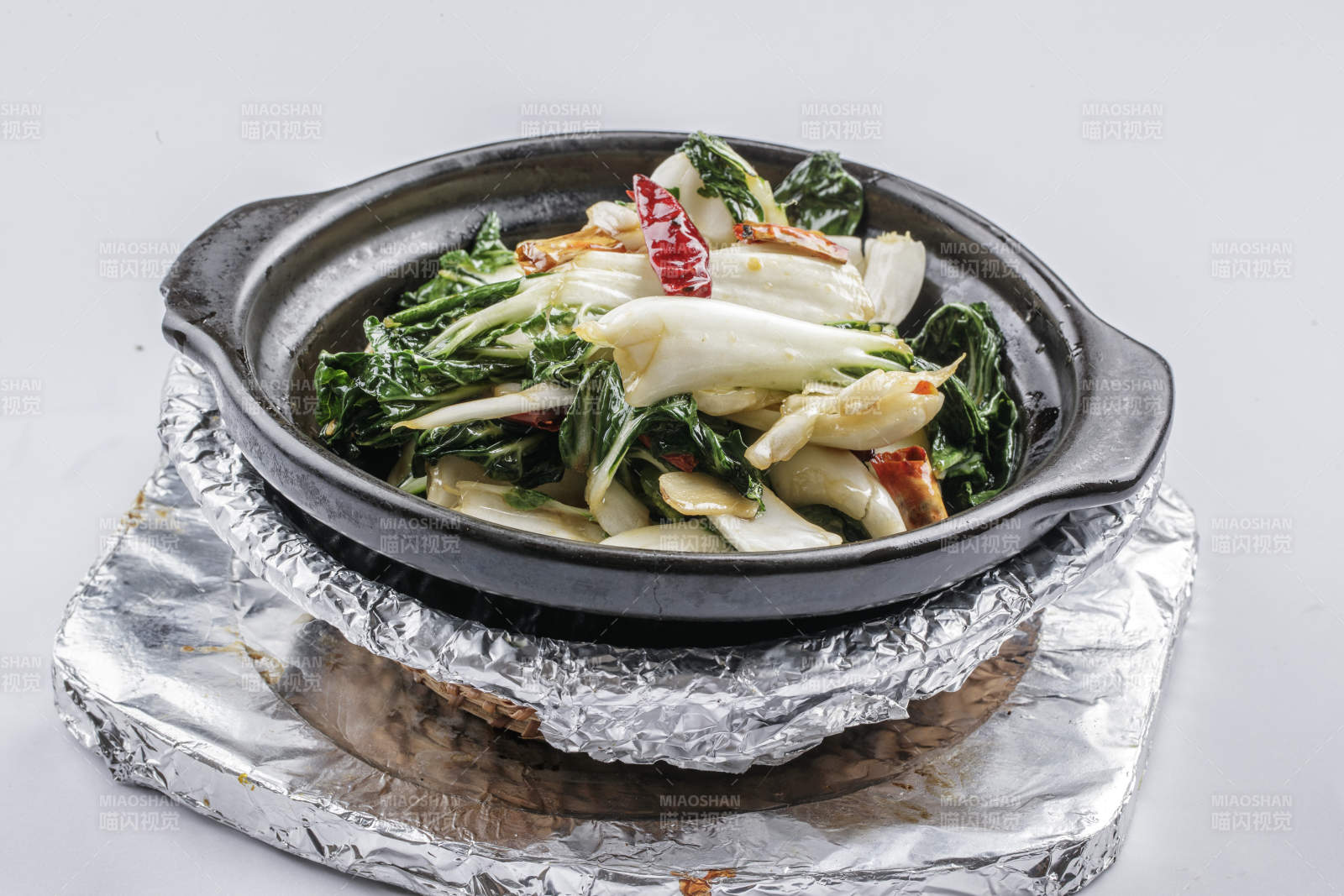 黑色砂锅装的锅仔奶白菜图片