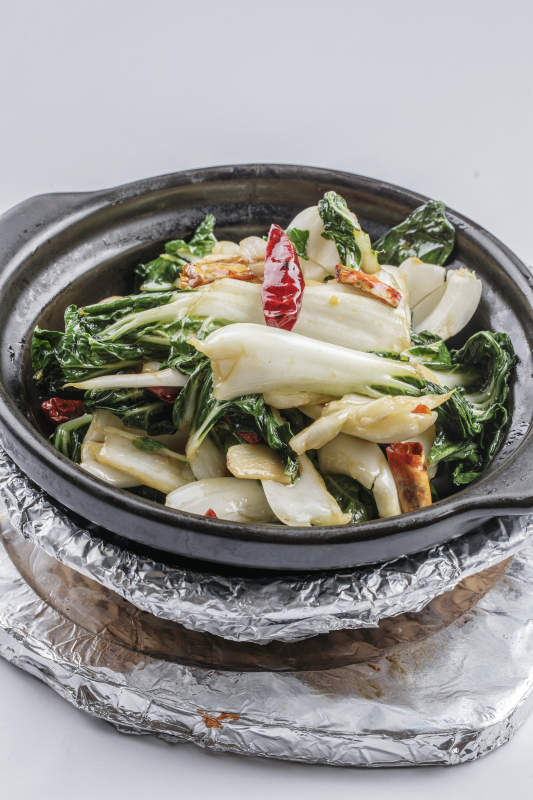 黑色砂锅装的锅仔奶白菜图片