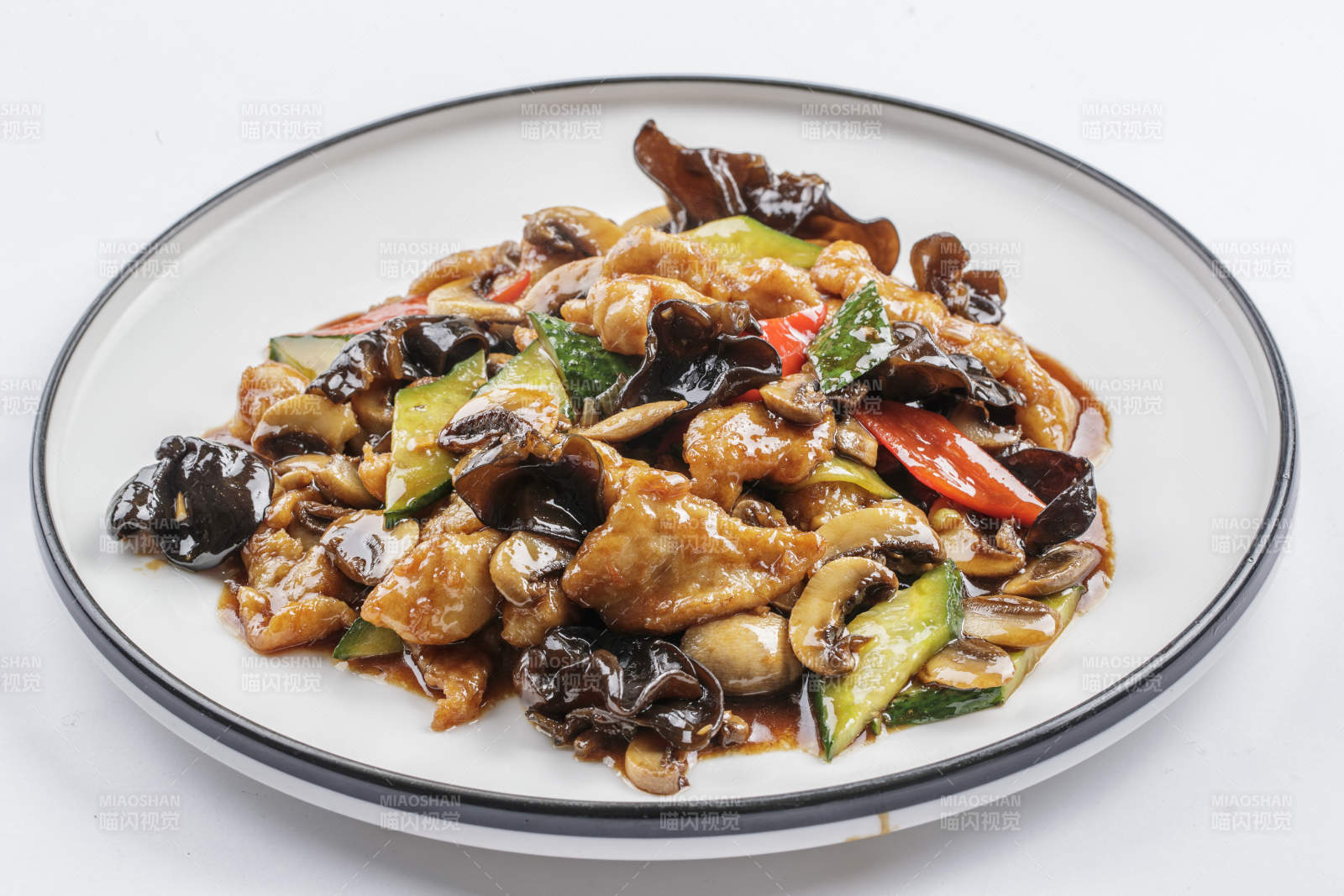 白瓷盘装的过油木须肉图片