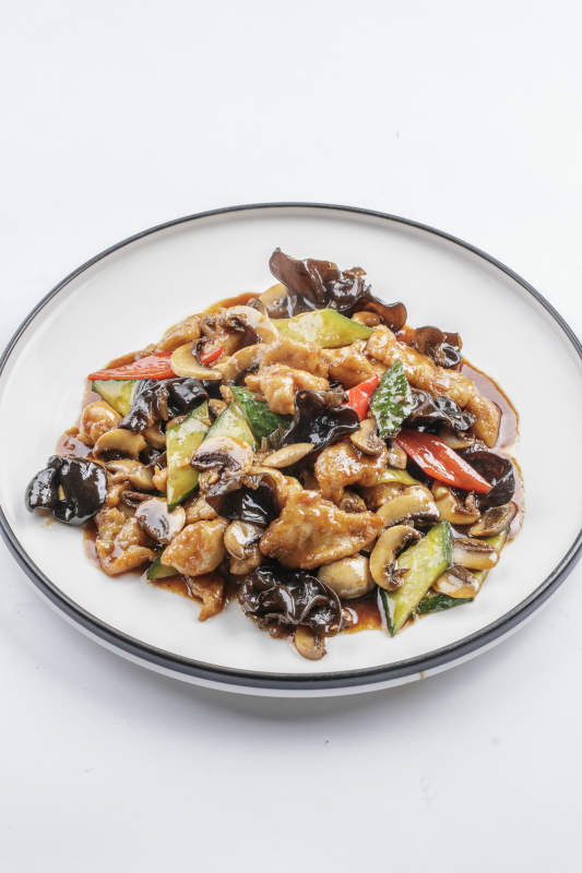 白瓷盘装的过油木须肉图片