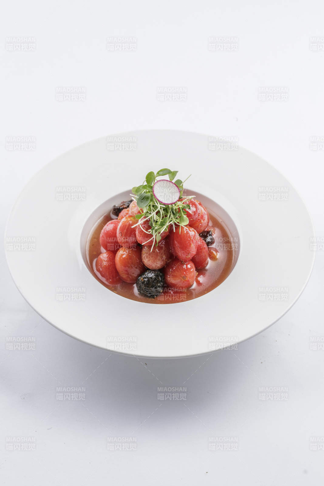 双色圆瓷盘装的仿葡萄樱桃醸图片