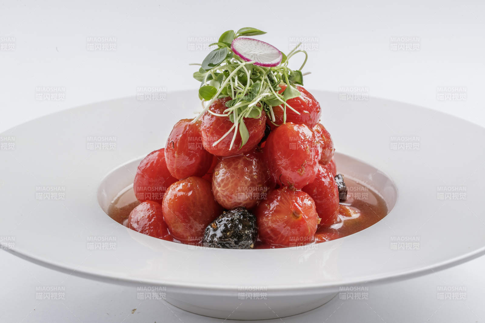 双色圆瓷盘装的仿葡萄樱桃醸图片