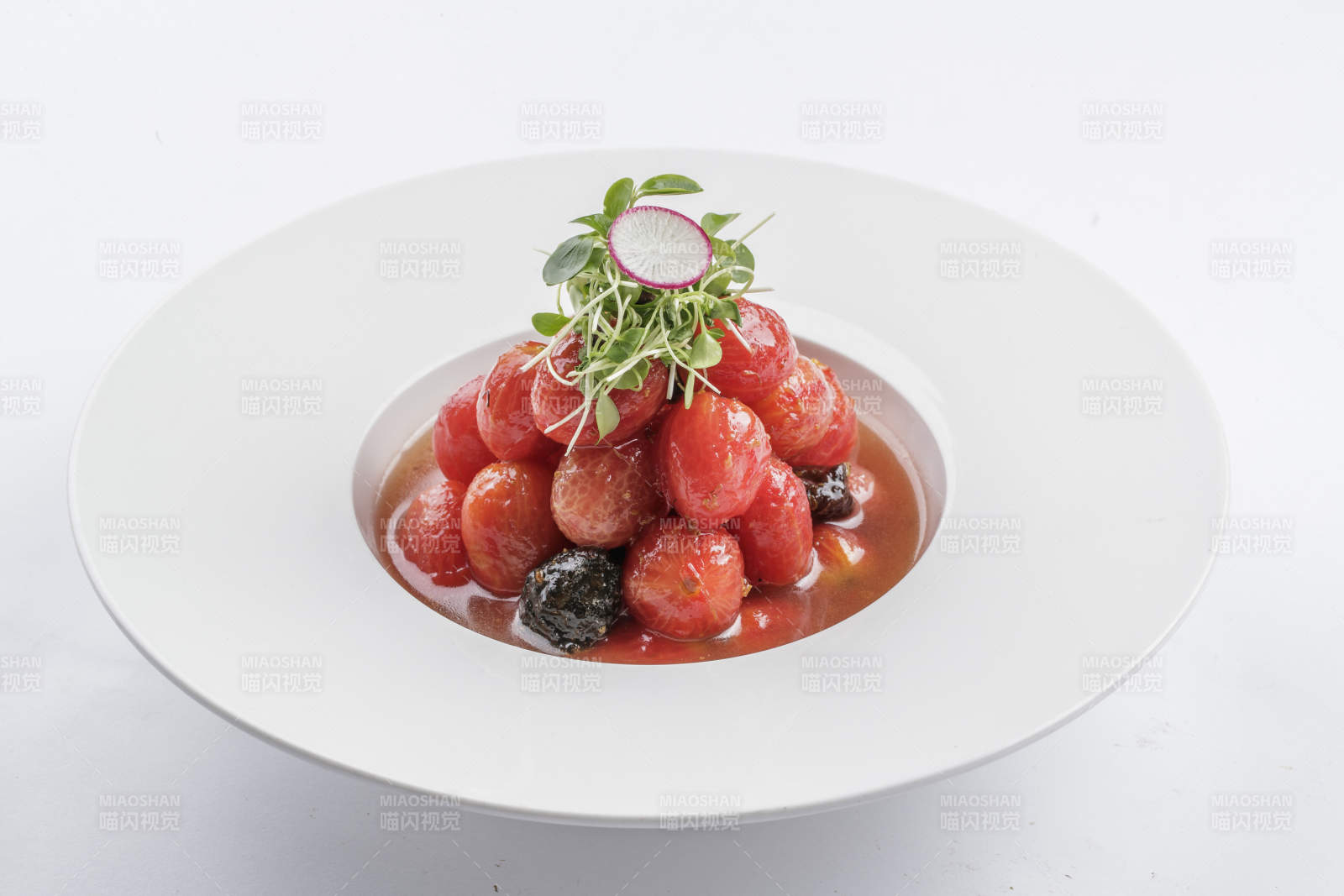 双色圆瓷盘装的仿葡萄樱桃醸图片