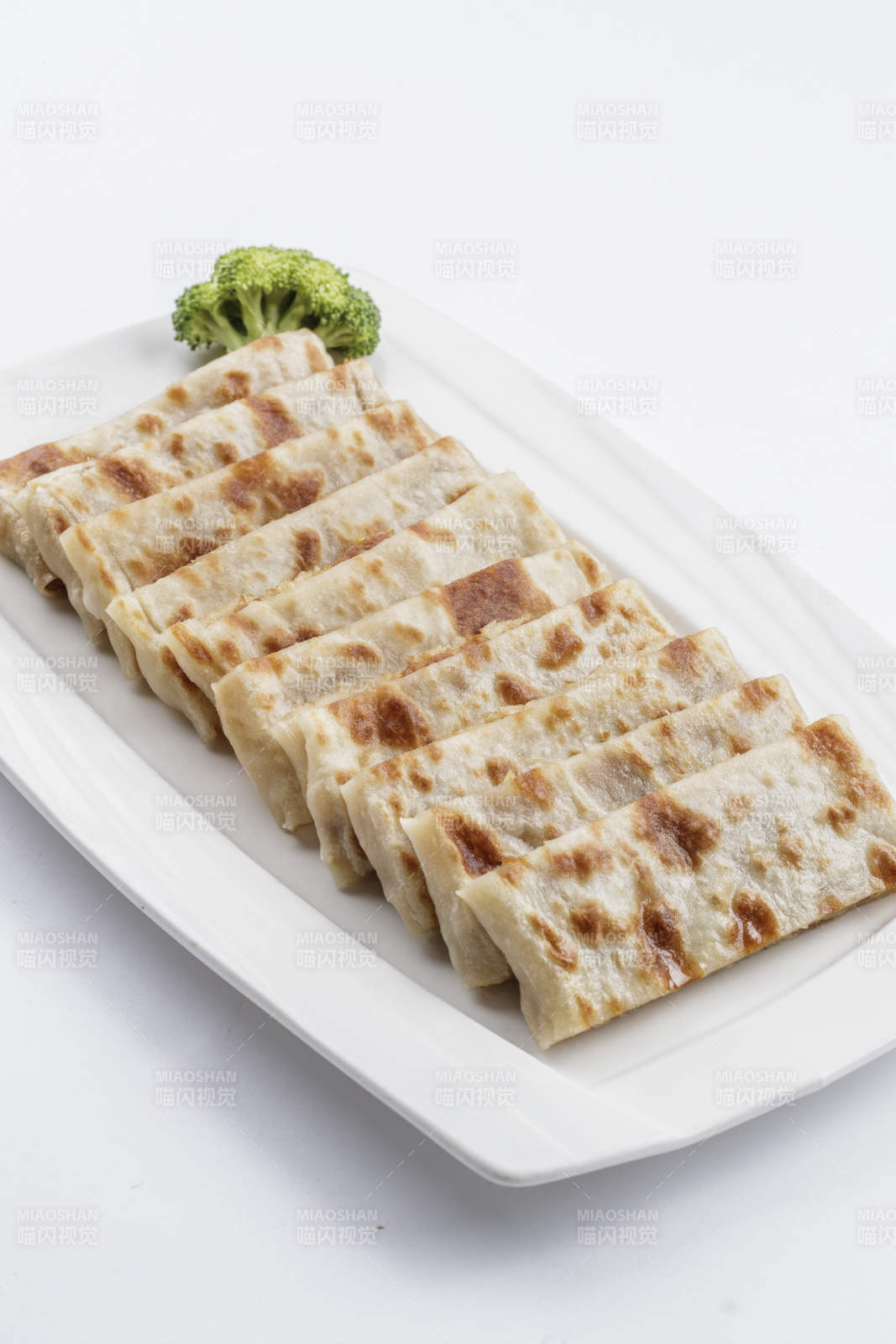 圆瓷盘装的家常肉饼图片