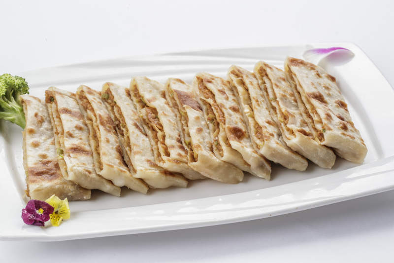 圆瓷盘装的家常肉饼图片