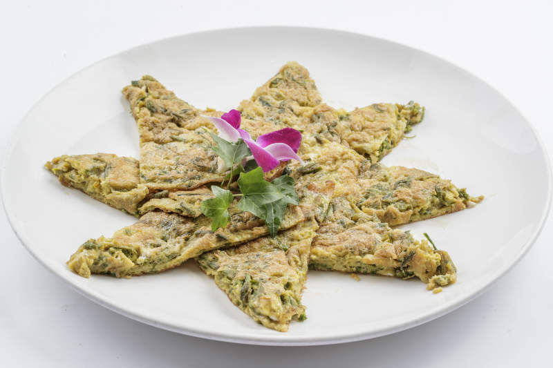白色瓷盘装的鸡蛋野菜饼图片