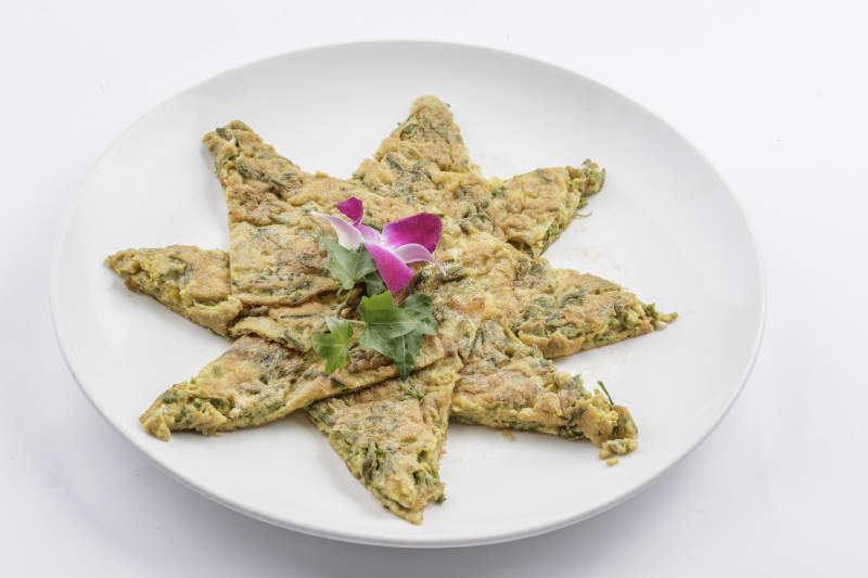 白色瓷盘装的鸡蛋野菜饼图片