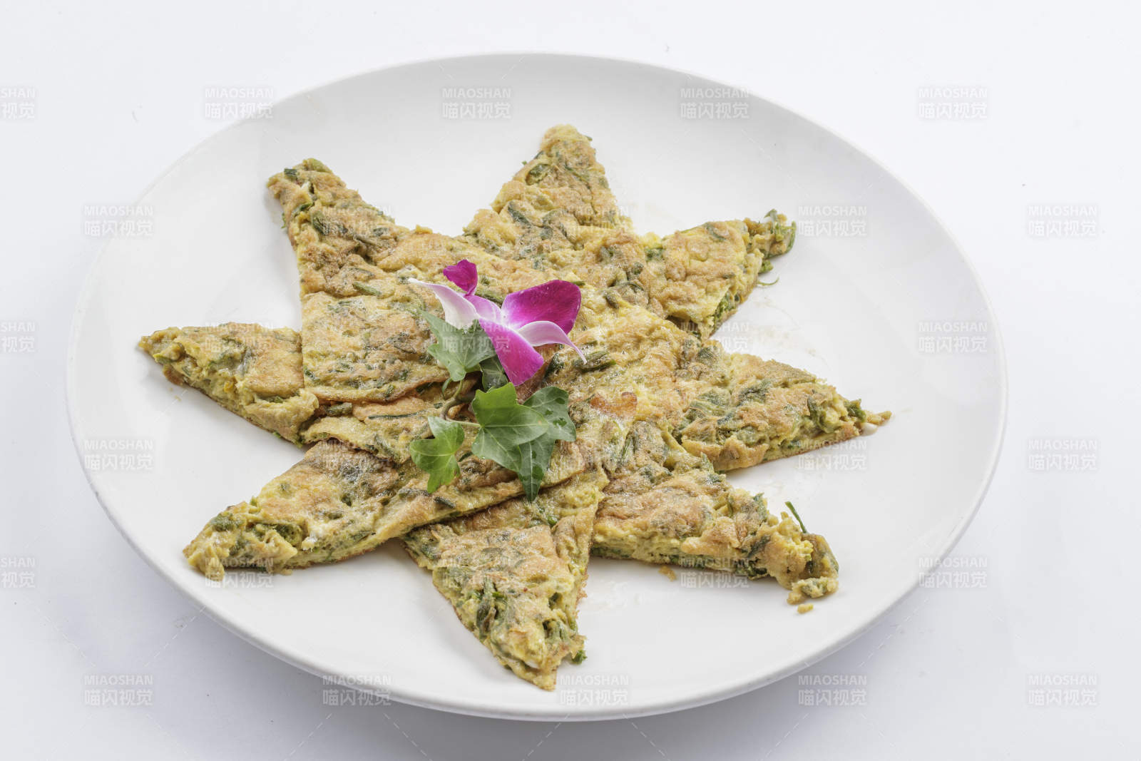 白色瓷盘装的鸡蛋野菜饼图片