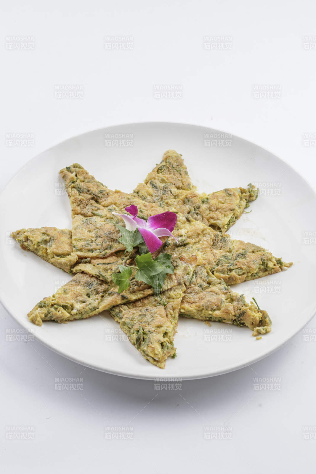 白色瓷盘装的鸡蛋野菜饼图片