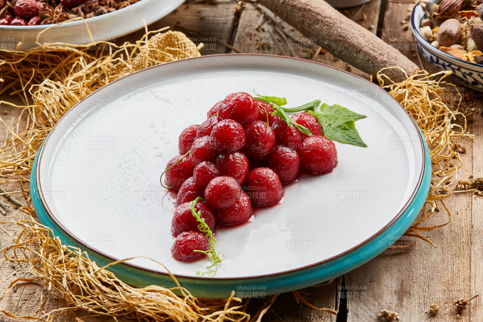 双色圆瓷盘装的仿葡萄樱桃醸图片