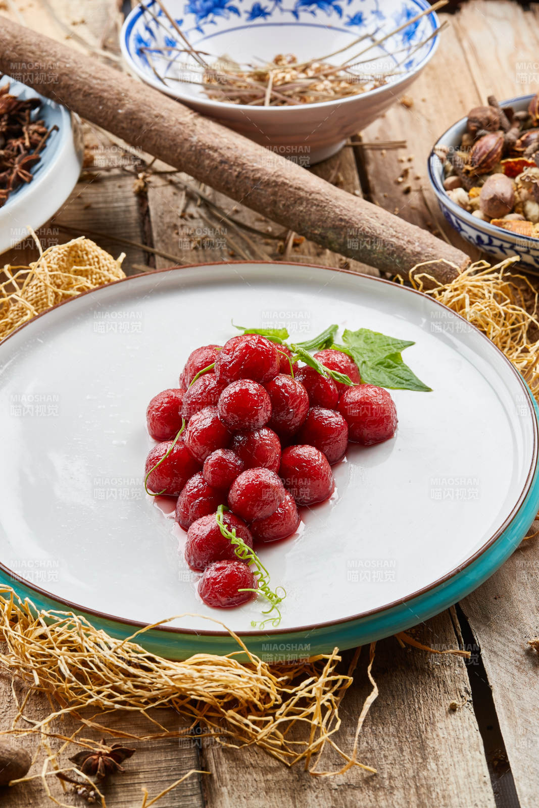 双色圆瓷盘装的仿葡萄樱桃醸图片